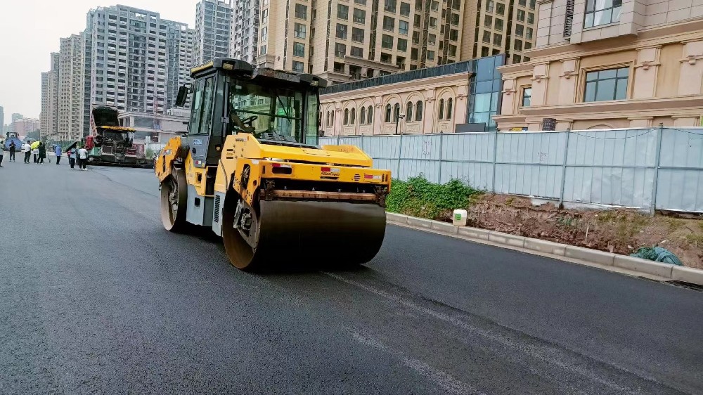 鄭州瀝青冷補材料道路修補過程